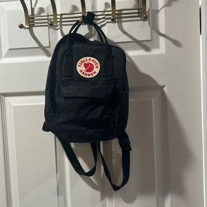 Black kanken mini with seat pad